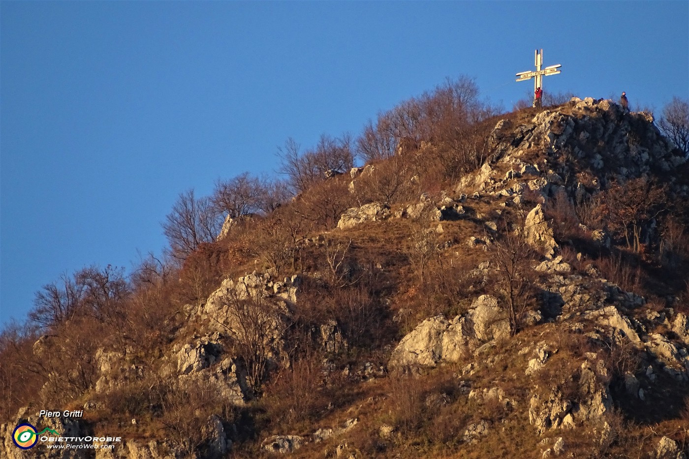 100 Zoomata di saluto alla croce di vetta del Monte Barro.JPG